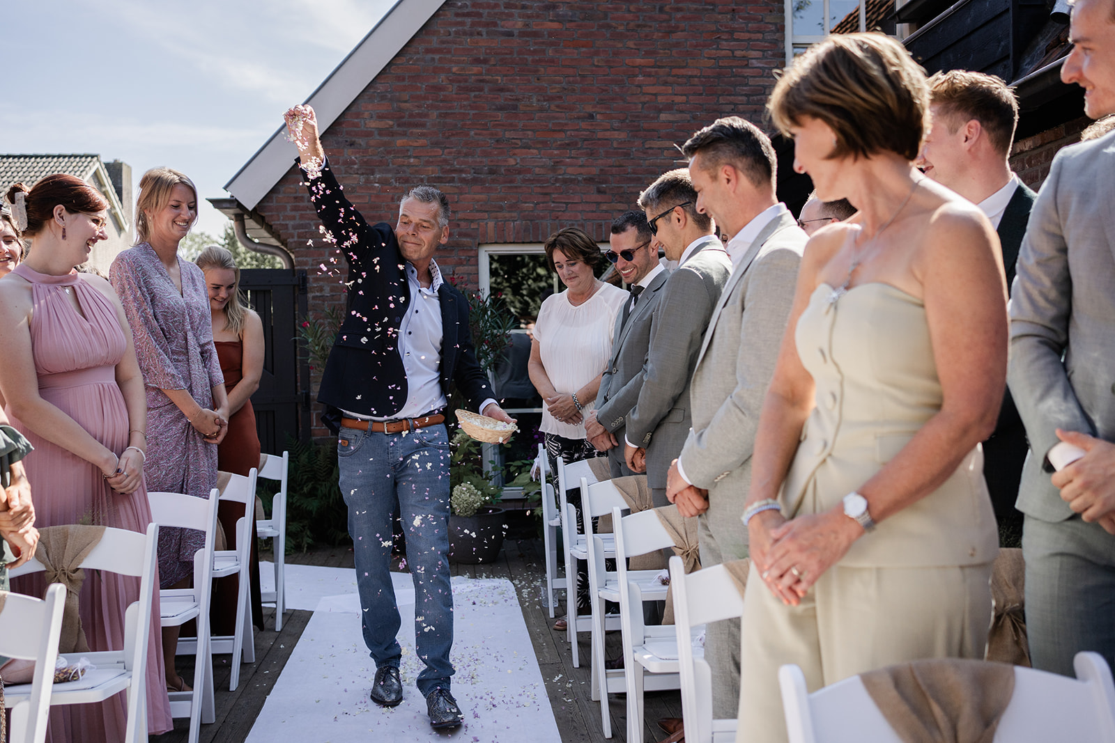 Oom van bruid is bruidsjongen en gooit bloemen