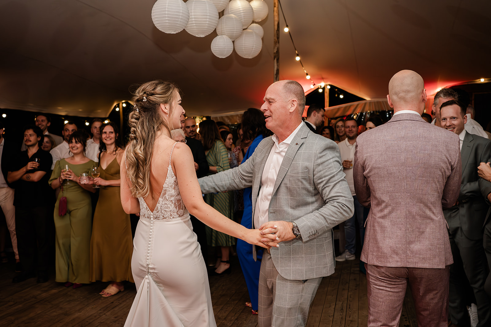 Bruid danst met vader
