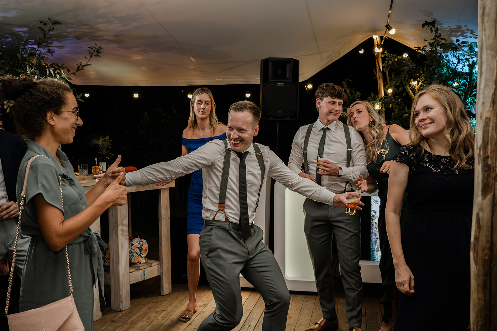 Vriend danst uitbundig