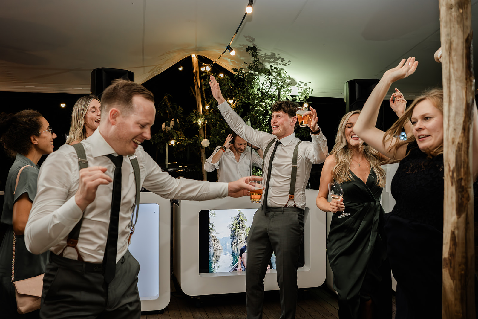 Gasten dansen uitbundig