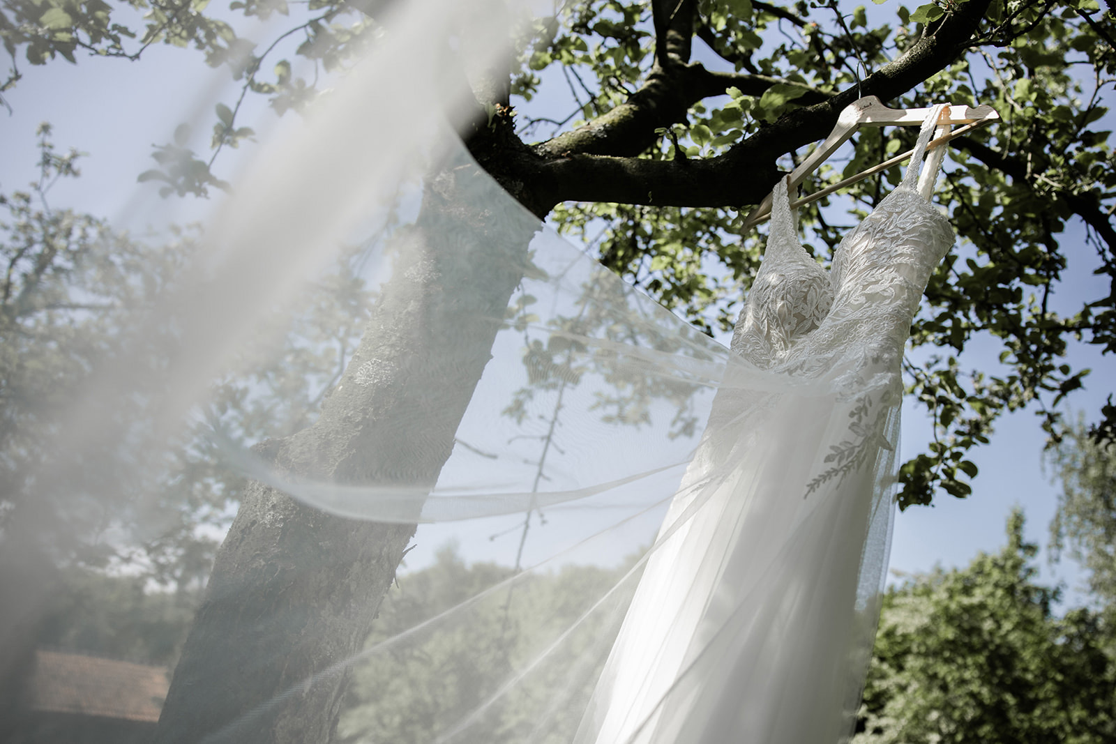 Trouwenjurk hangend buiten in de zon