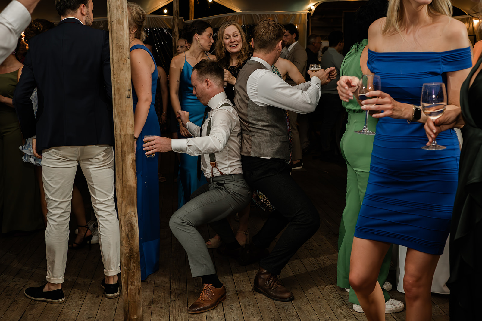 Vrienden dansen met ruggen tegen elkaar