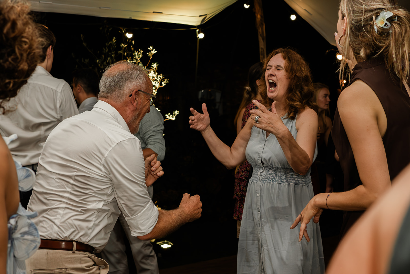 Gast gaat los op muziek en zingt hard en vol overgave mee