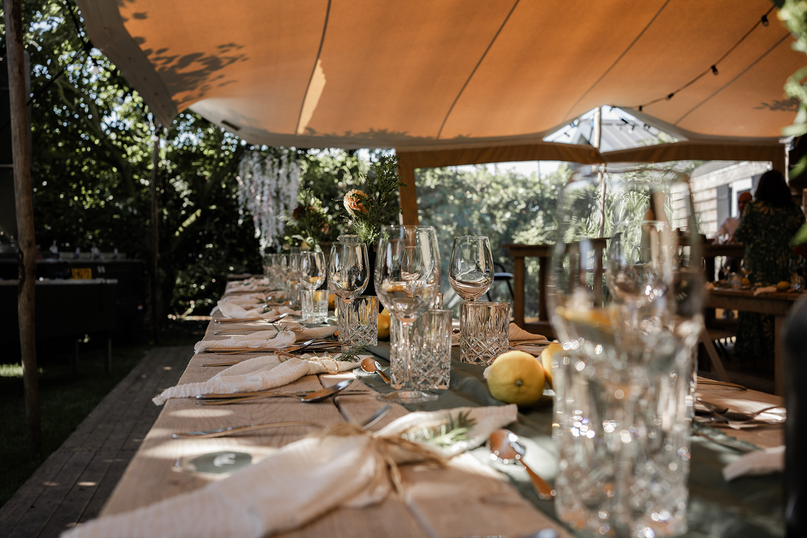 Foto van opgemaakte tafel met italiaanse details