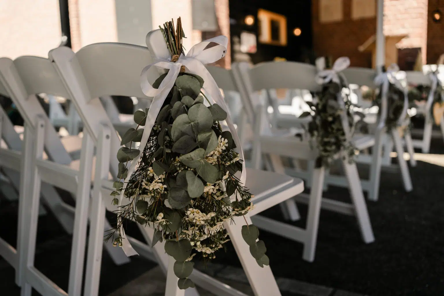Aankleding op een bruiloft, bloemen die aan de stoelen hangen