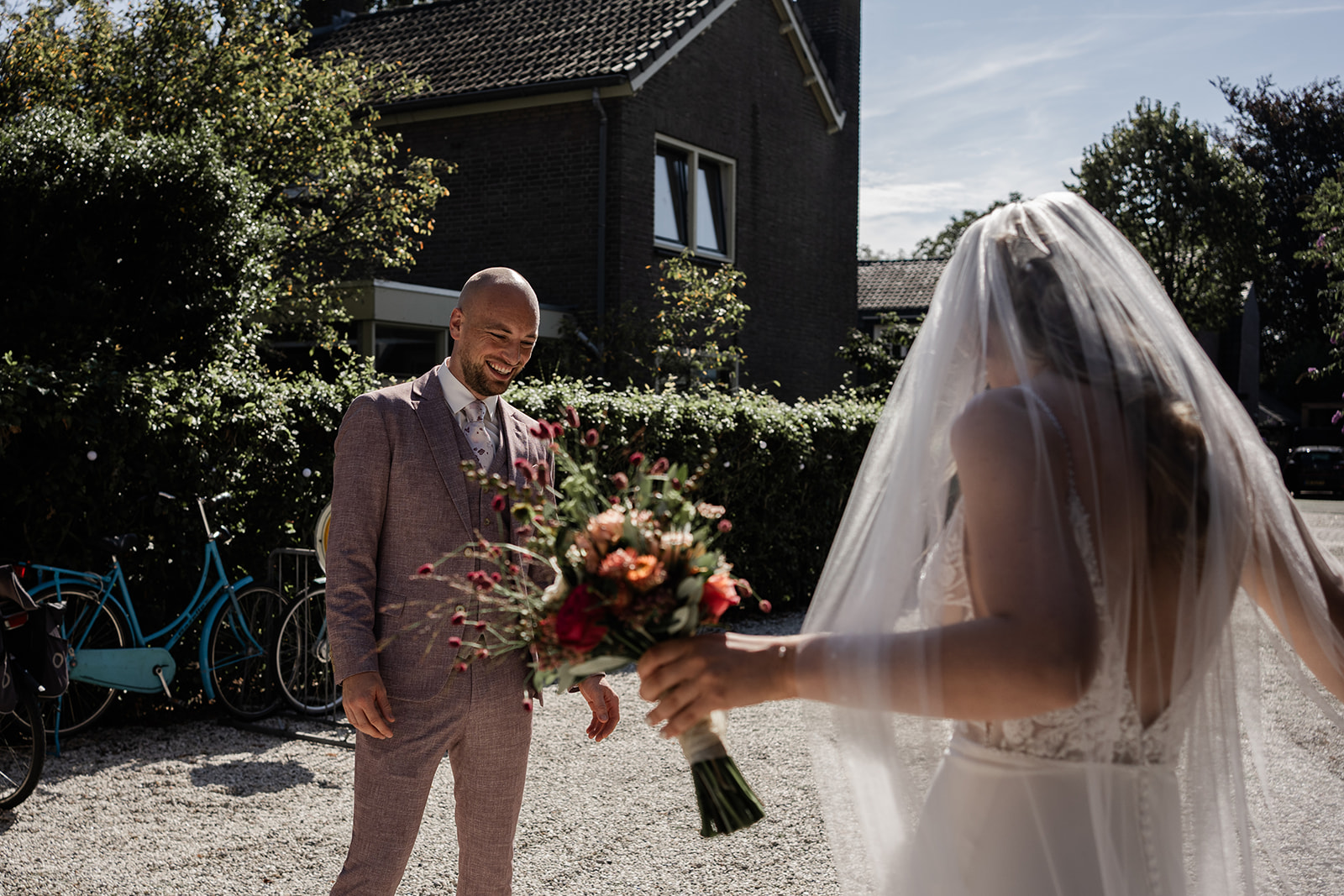 Bruid poseert voor bruidegom