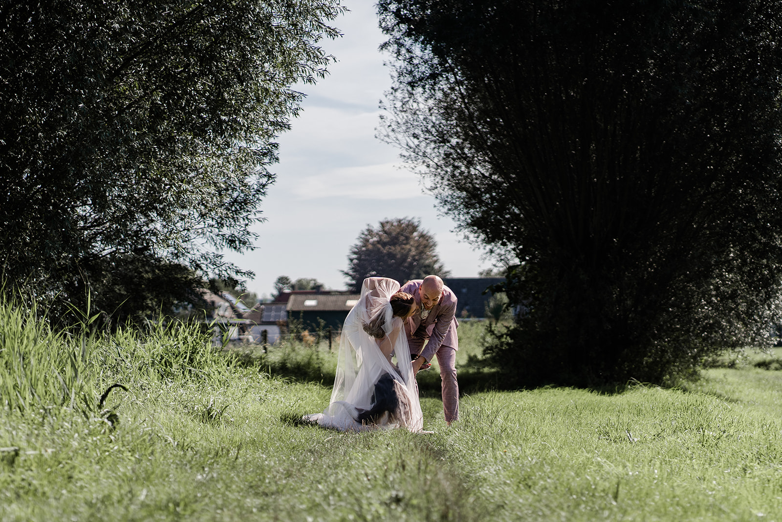 Bruid zit vast met sluier door hond
