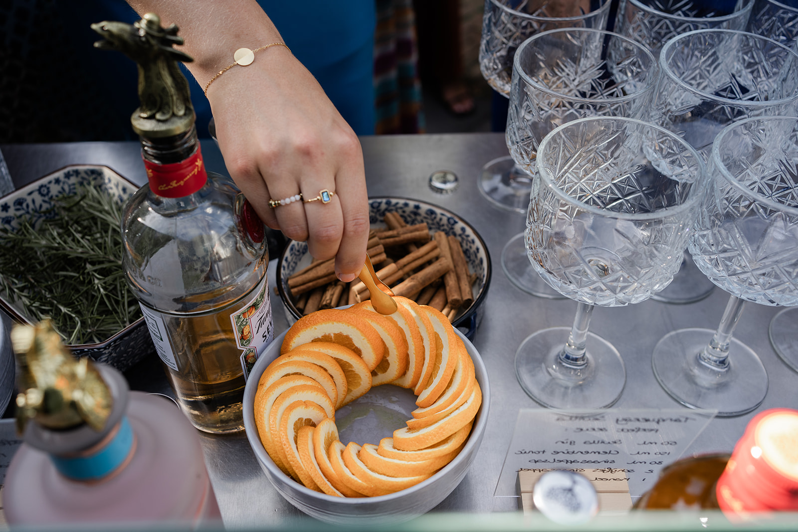 Iemand pakt sinaasappel van de cocktailtafel
