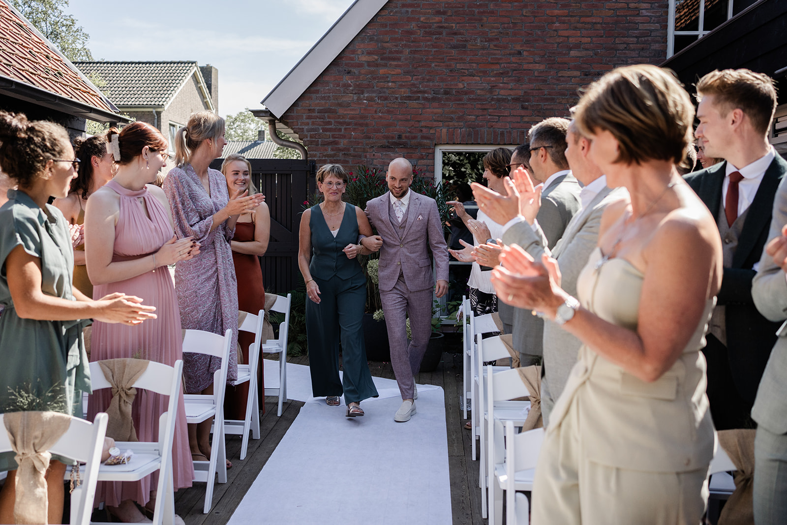 Moeder bruidegom komt bij ceremonie aan