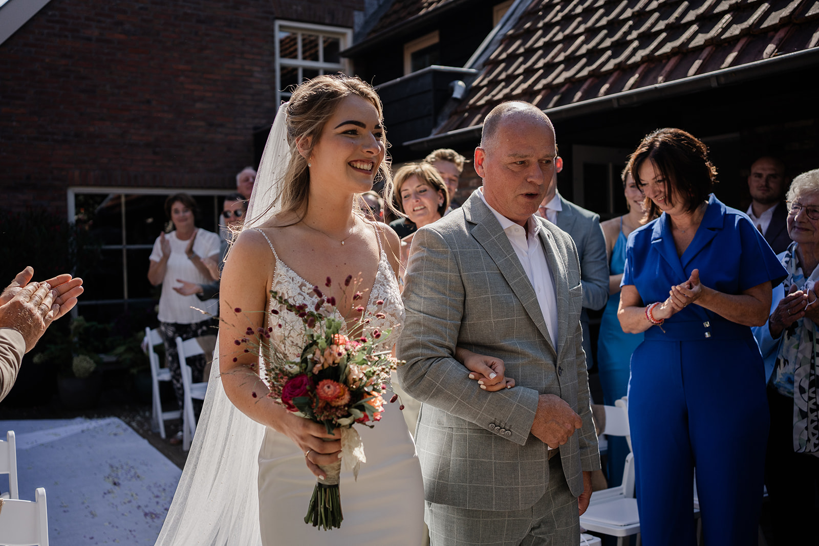 Close up van bruid met vader