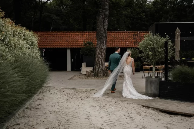 De ceremonie was voorbij. De ringen zaten om hun vingers. Iedereen klapte.

En zij? Ze liepen gewoon even weg.
Geen protocol, geen pose. Gewoon… ademhalen.

📸 Dit zijn vaak de momenten waarin de dag zakt. Waarin blikken spreken.

📍Locatie: @ijzerenman in Vught

💬 Wat zou jij in dát moment tegen je lief zeggen?

#bruiloftzonderscript #stiltemoment #nahetjawoord #liefdezachterzijde #trouwfotografiezoalsjebent #intiememomenten #trouwenmetromy