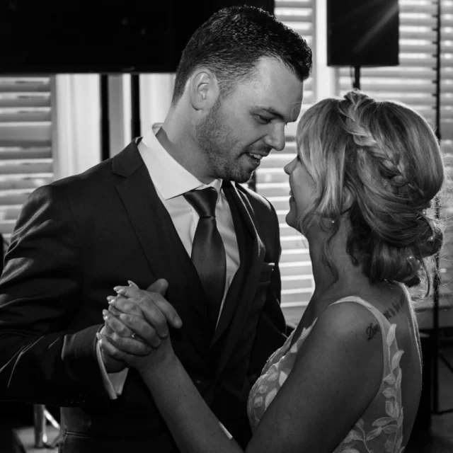 De muziek begon.
Zij wiegde zacht. Hij twijfelde.

Toen lachte ze. En ineens wist hij weer hoe het moest: gewoon met haar zijn.

💃🏽 Sommige dansen zijn geen choreografie, maar herinneringen die hun eigen weg vinden.

📍 Locatie: @ijzerenman in Vught

💬 Was jullie openingsdans strak gepland… of gewoon op gevoel?

#eerstedans #trouwfeestmomenten #liefdeinbeweging #trouwreportage #romantischebruiloft 
#journalistiekefotografie #momentopdefoto #bruiloftzoalsjebent #bruiloftsfeest