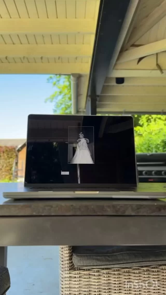 Soms blijf ik hangen bij één beeld.

Ik staar. Ik schuif. Ik bewerk.

Want ik wil dat jij straks voelt wat daar gebeurde – niet alleen ziet.

Ik bewerk vaak met een romatische playlist op de achtergrond. De liedjes zorgen ervoor dat ik de liefde niet alleen zie, maar ‘m ook hoor en ‘m dus ook voel. Natuurlijk komen er dan ook liedjes voorbij die mij terugbrengen naar dat ene moment: onze openingsdans of het tekenen van de geloften bijvoorbeeld. 

💬 Heb jij een nummer dat meteen een herinnering terughaalt?

#achterdelens #trouwfotograafleven #trouwenmetromy #muziekenvanherinnering 
#bewerkenmetgevoel #bruiloftverhalen #liefdevolvastgelegd