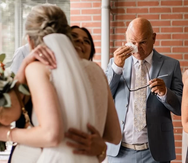 Niet iedereen zegt “ik hou van je” met woorden. 🫶🏼

Soms zit het in een hand op een schouder.
In een waterige glimlach, of in het zakdoekjes voor de ogen. In even blijven kijken terwijl iedereen allang weg is.

📸 Ik let altijd op dit soort ogenblikken. Want ze zeggen vaak het meest.

💬 Van wie hoop jij een foto zoals deze terug te zien?

#liefdeinblik #bruiloftmetgeneraties #ouderliefde #momentvanbetekenis 
#echtemomenten #bruiloftzoalsjebent #trouwenmetromy